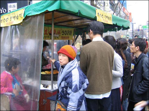 말 그대로 호떡집이 불났다! 어린 시절의 그 향수를 맛보려는 사람들로 끝이 안보이고... 